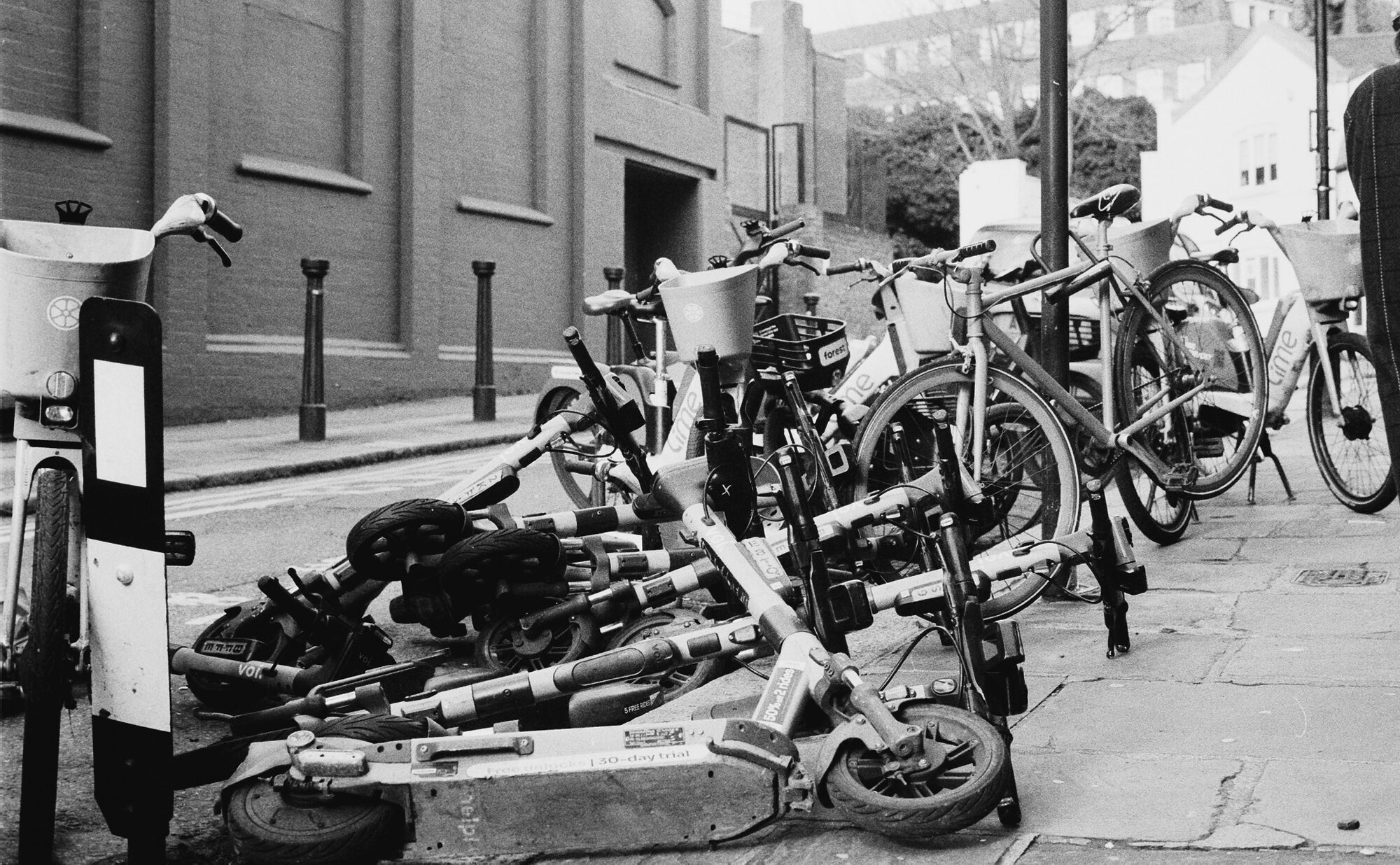 2026-03-10 / IMG_7028 — Hampstead — shot on Olympus OM10n — Agfa APX 400(+1) Black & White