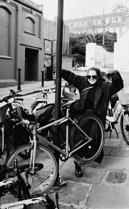 2026-03-10 / IMG_7029 — Hampstead — shot on Olympus OM10n — Agfa APX 400(+1) Black & White